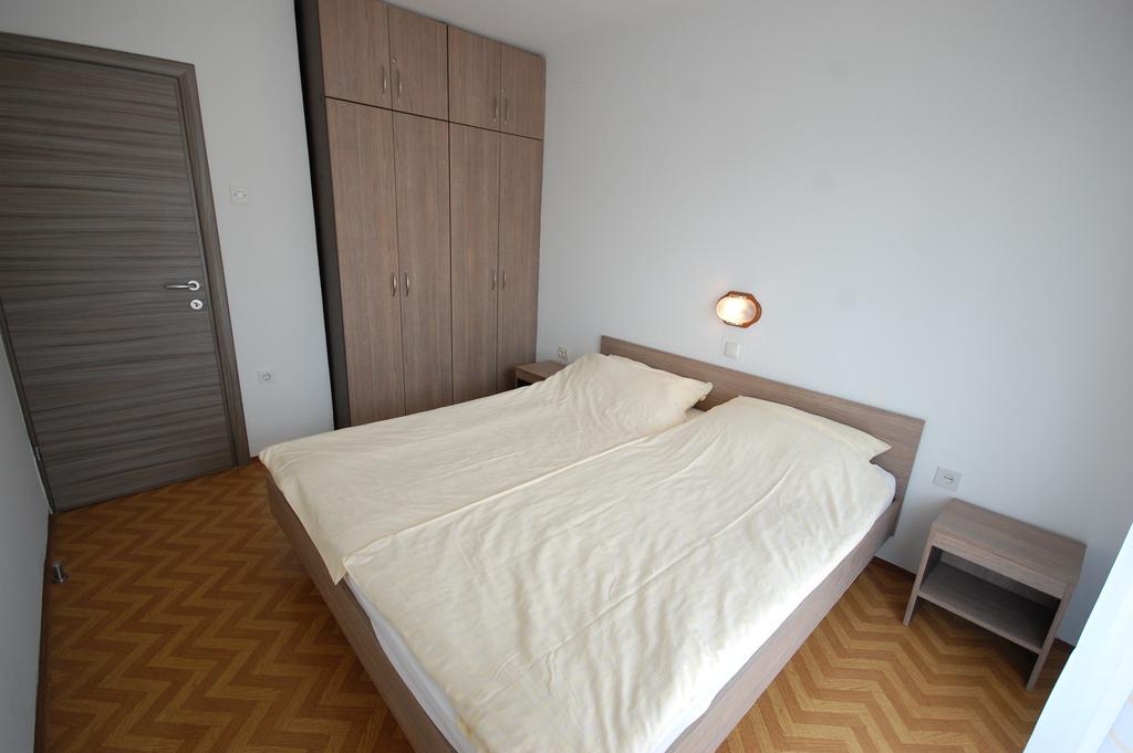 Apartments Jakobi By El-Pi Tours Njivice Extérieur photo
